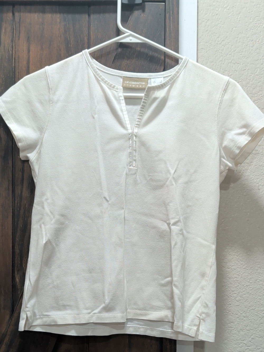 Liz Claiborne Cream Short Sleeve Split-Neck Tee